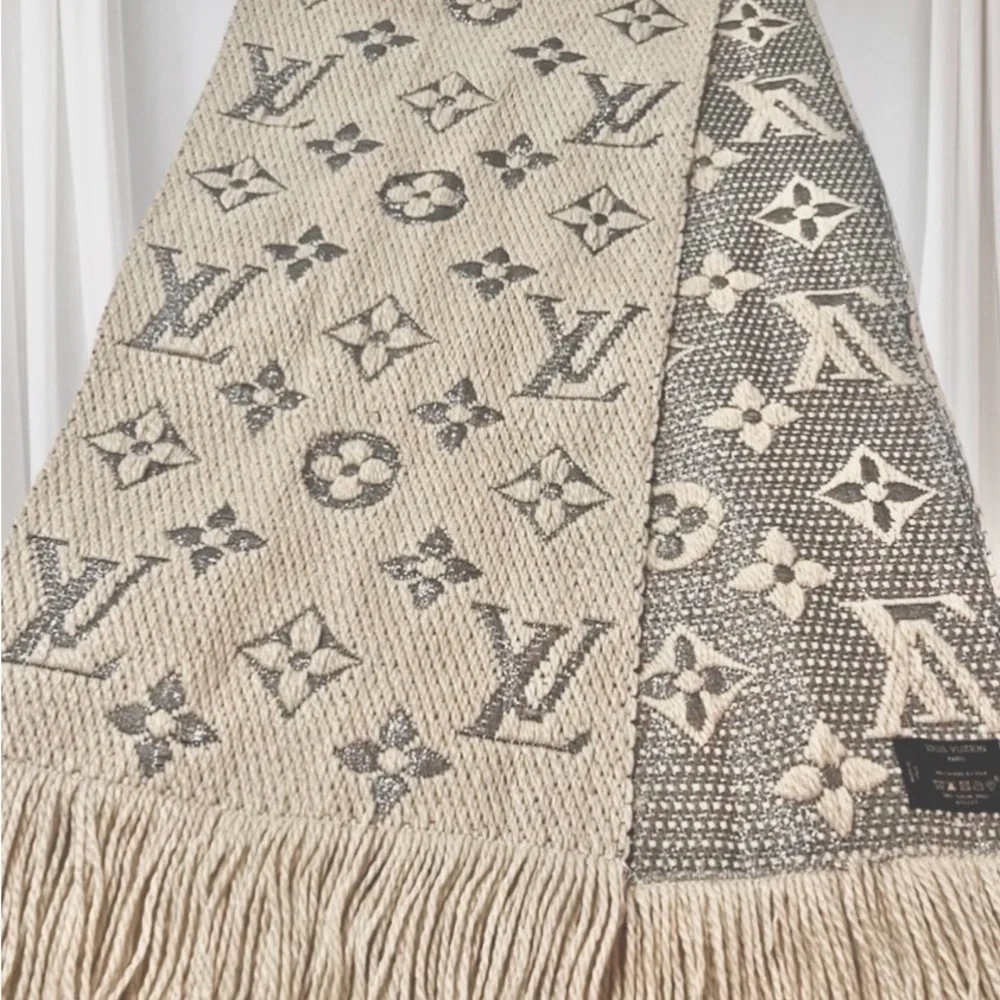 LOUIS VUITTON AUTHENTIC SHINE LOGOMANIA Pearl/ Gray SCARVE